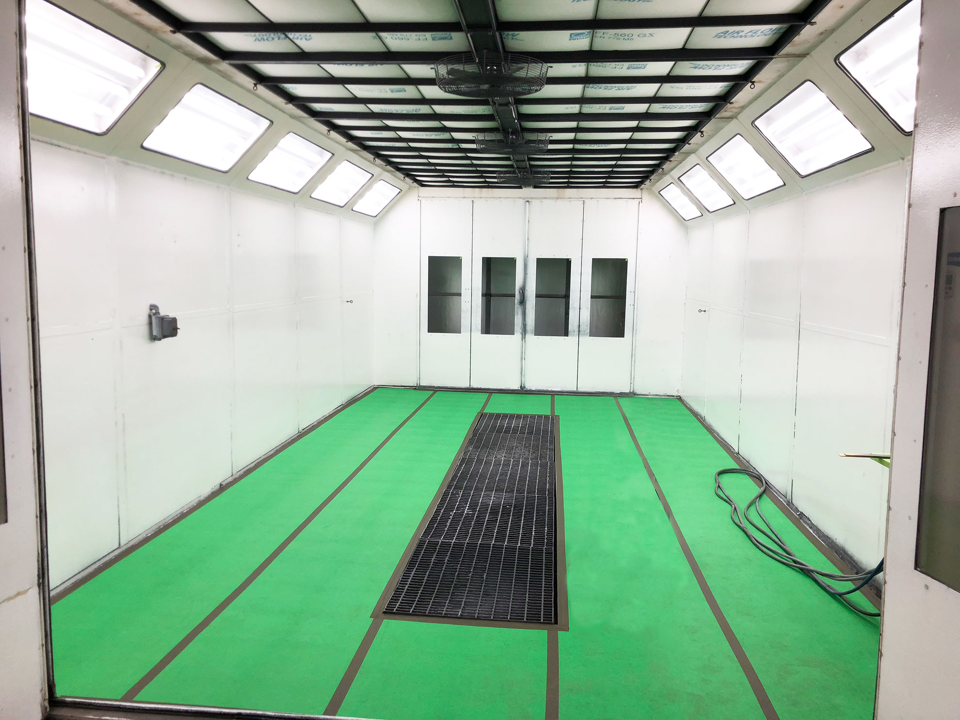Clean spray booth
